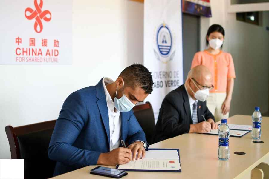 You are currently viewing China oferece Cabo Verde o maior donativo de sempre em termos de materiais desportivos