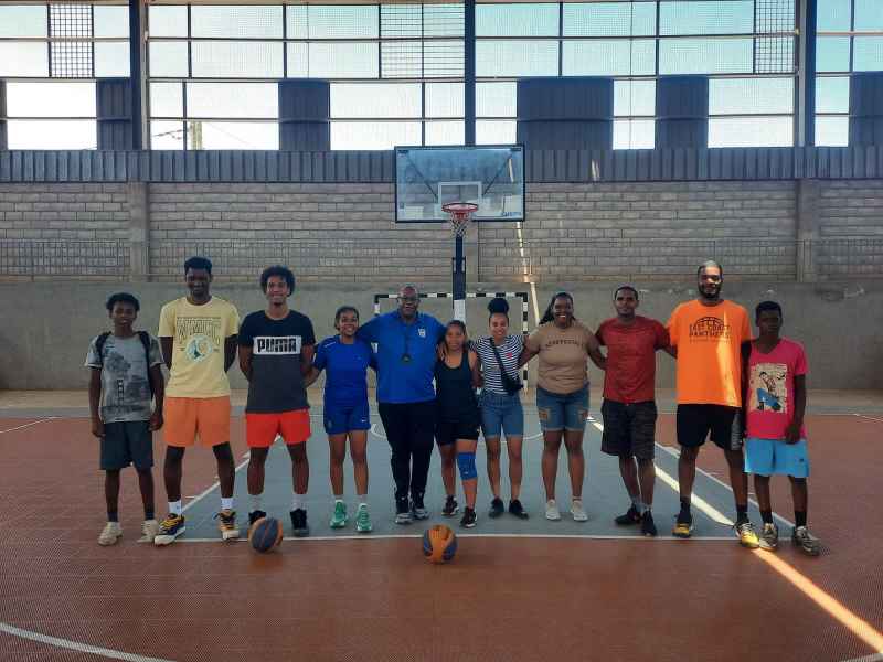 You are currently viewing Mané Trovoada seleccionador nacional de basquetebol dirige formação na ilha do Sal
