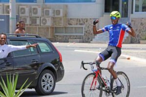 O ciclista Nélio Cruz a caminho da África do Sul