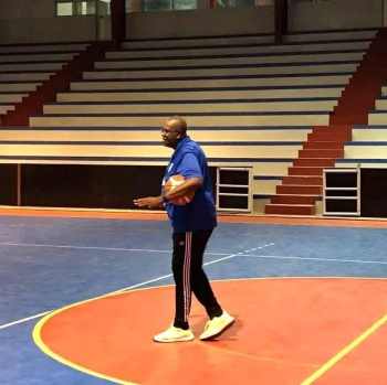 You are currently viewing O Seleccionador Nacional de Basquetebol Mané Trovoada tenta dinamizar a modalidade da ilha do Maio